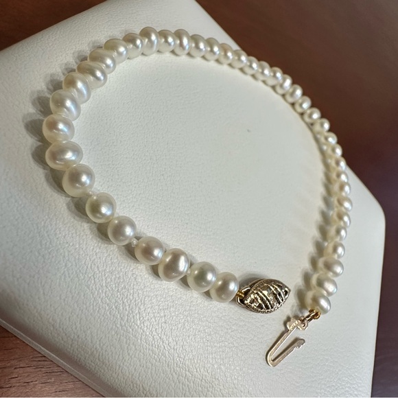 Pearl Necklace, Bracelet & Earrings Set - Picture 4 of 11